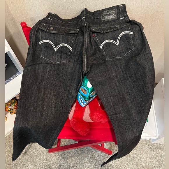 Men’s black Levi jeans, 32-32 - Picture 2 of 6